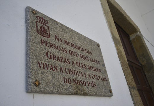 O concello honra o Día da Restauración da Memoria Lingüística de Galicia cunha placa no Cemiterio Municipal de Santa Uxía